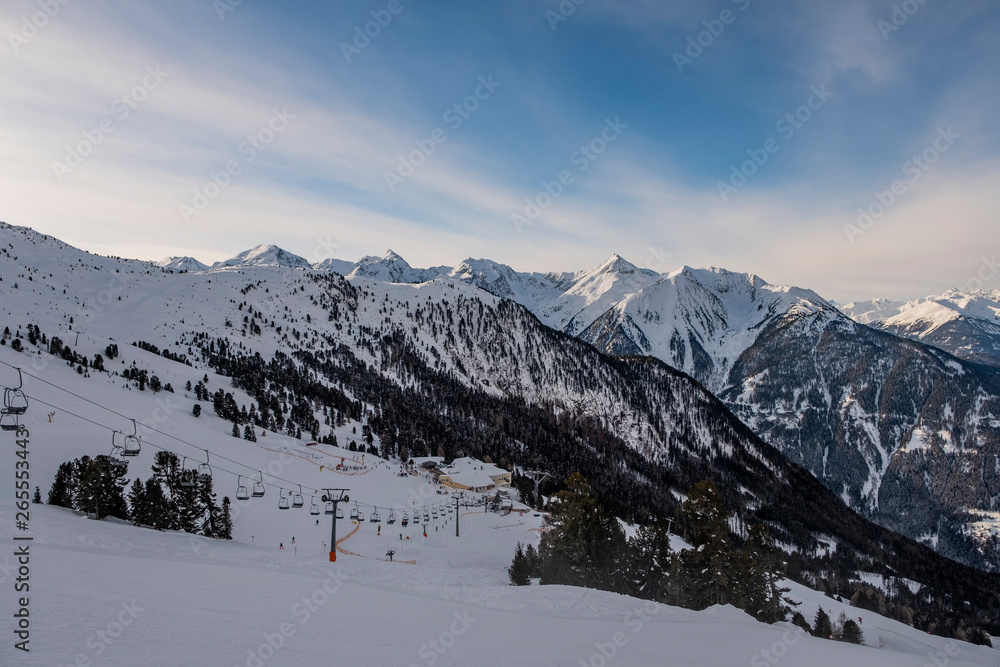 Obraz premium Winter panorama of mountains in Pitztal Hoch Zeiger ski resort in Austria Alps. Ski slopes. Beautiful winter day.
