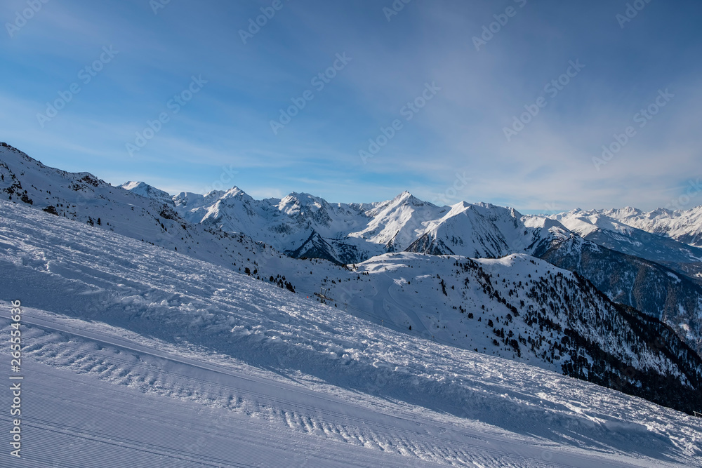 Obraz premium Winter panorama of mountains in Pitztal Hoch Zeiger ski resort in Austria Alps. Ski slopes. Beautiful winter day.