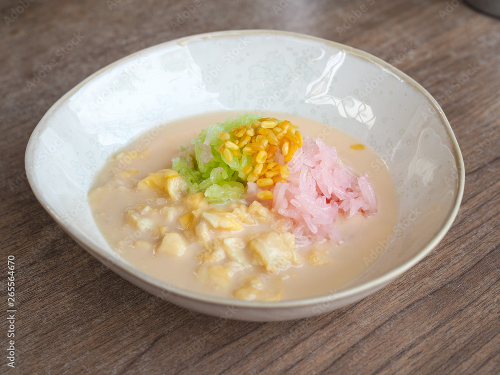 Sweet sticky rice with durian and coconut milk Sweet sticky rice with durian and coconut milk
