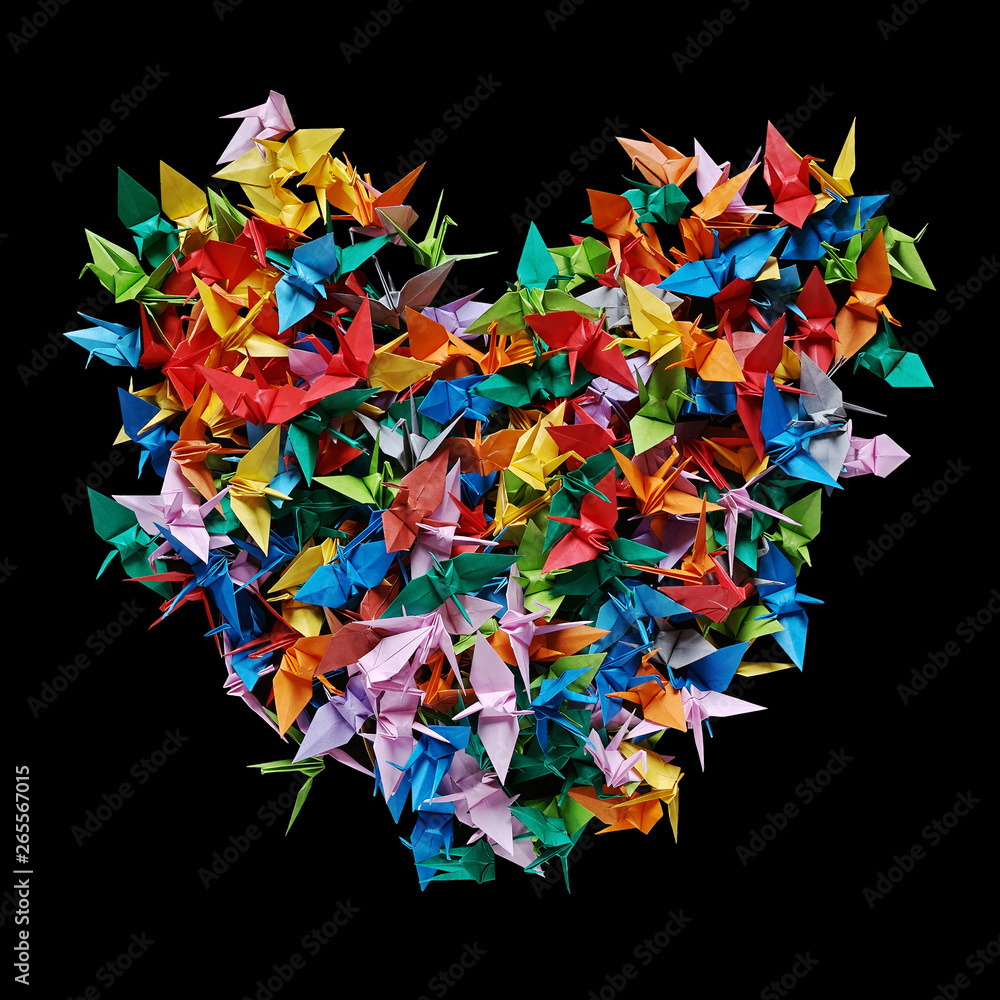 折り紙の鶴を集めて形作ったハートマーク Stock Photo Adobe Stock