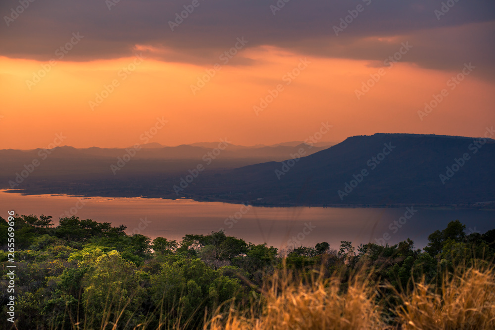 Wallpaper, natural scenery (reservoirs, mountains, rivers) and bright light, colorful sky, beautiful evening, blurred through the grass, atmosphere surrounded by trees