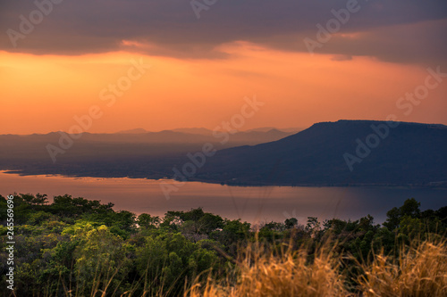 Wallpaper, natural scenery (reservoirs, mountains, rivers) and bright light, colorful sky, beautiful evening, blurred through the grass, atmosphere surrounded by trees