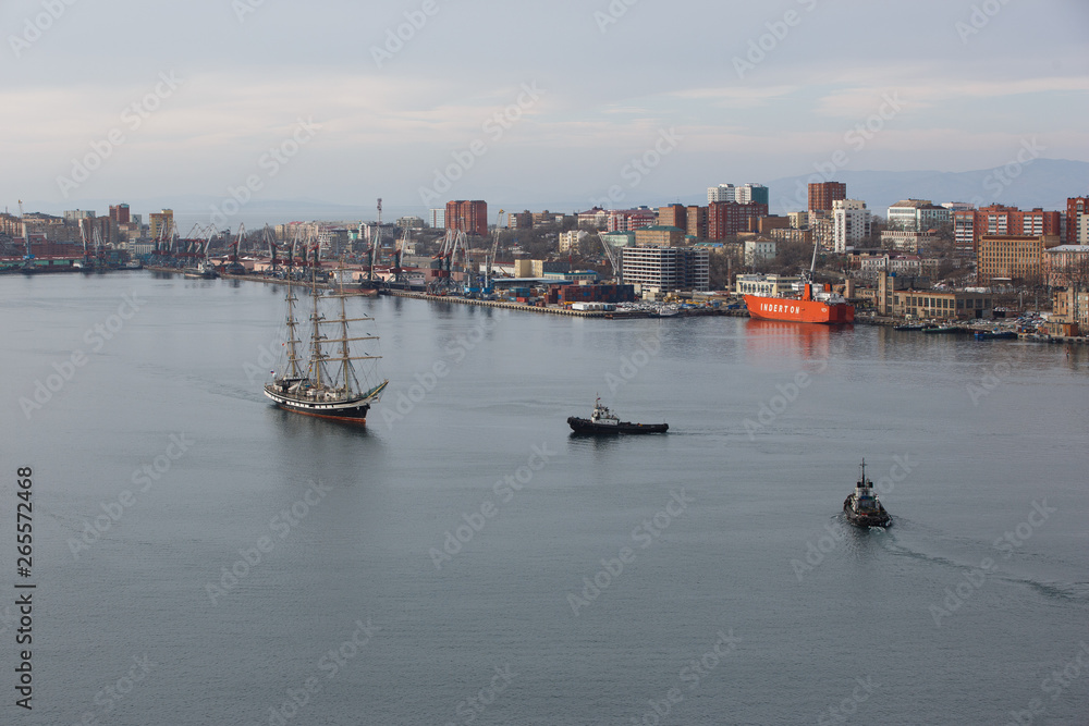 Fototapeta premium Training sailing vessel Pallada in the Golden Horn Bay in Vladivostok