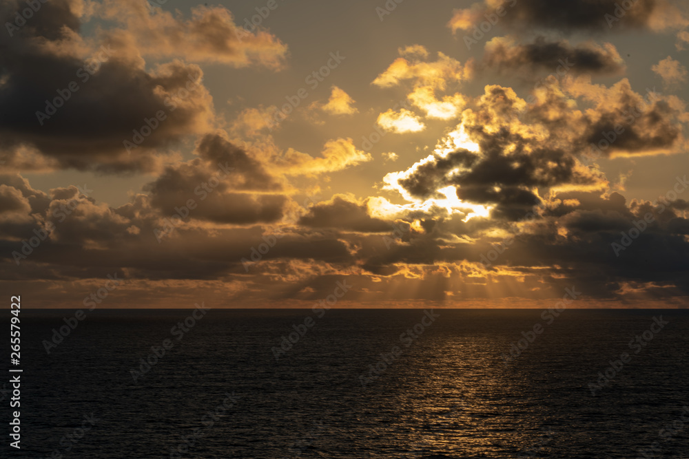 Naklejka premium Sunrise at sea