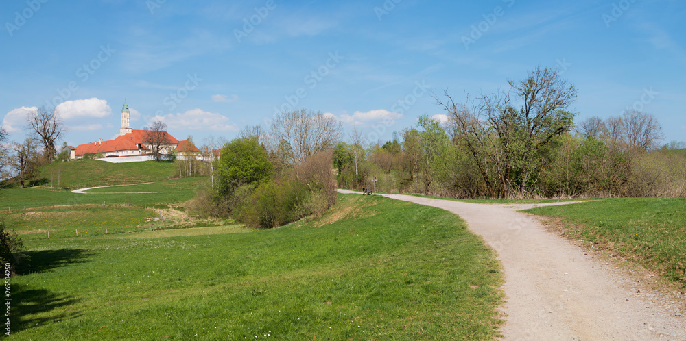 Spazierweg vom Kloster Reutberg an den Kirchsee