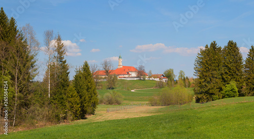 Idyllische Landschaft Kloster Reutberg in Oberbayern