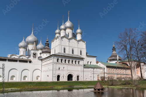 Воскресенская церковь и Успенский собор в митрополичьем Ростовском  кремле. Внутренний двор.