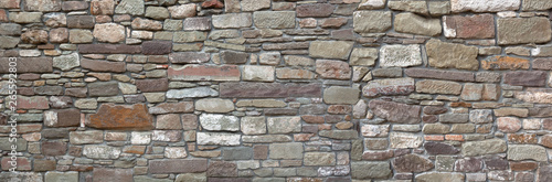 Panorama - Detail einer alten Stadtmauer aus vielen unterschiedlichen Steinen
