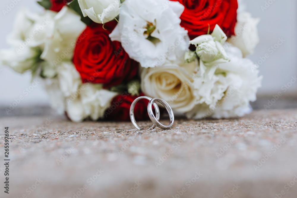 Brautstrauß und Eheringe bei einer Feuerwehrhochzeit Brautstrauß und Eheringe bei einer Feuerwehrhochzeit