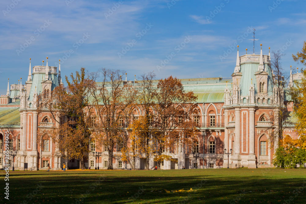 Obraz premium Moskwa, Rosja - 16 października 2018 r .: Wielki Pałac Carycyno w rezerwacie muzeum Carycyno