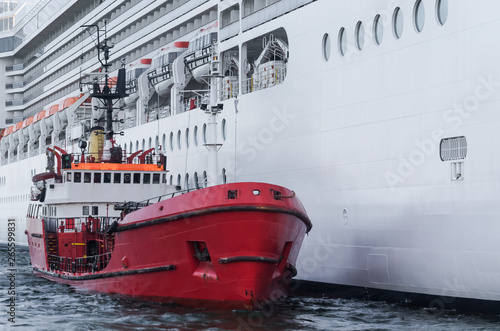 Foto A RED SUPPLY VESSEL - Oil tanker is preparing to bunker fuel for a cruise ship