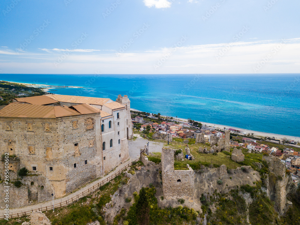 Roccella Ionica o Jonica, città in provincia di Reggio Calabria con affaccio sul mar Ionio Mediterraneo. Vista della costa sabbiosa, del castello Carafa e del porto dall'alto in Estate.