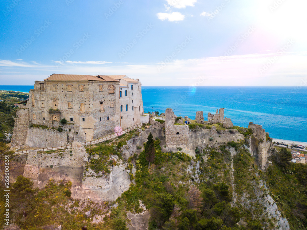 Castello Carafa di Roccella Ionica in Calabria che si affaccia sul mare Mediterraneo. Vista Aerea. Paese con Bandiera Blu.