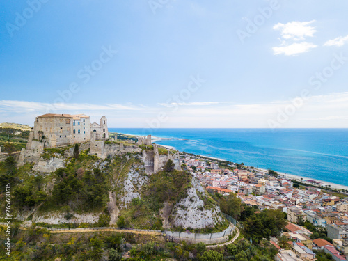 Roccella Ionica o Jonica, città in provincia di Reggio Calabria con affaccio sul mar Ionio Mediterraneo. Vista della costa sabbiosa, del castello Carafa e del porto dall'alto in Estate.