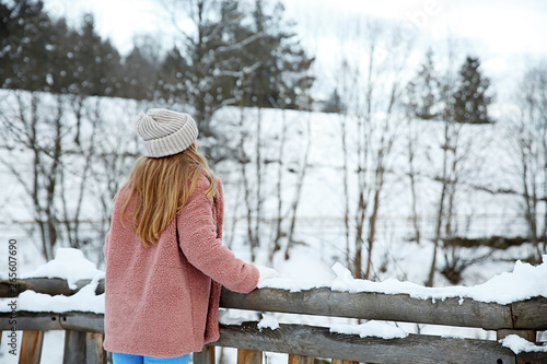 Beautiful woman at snowy re...