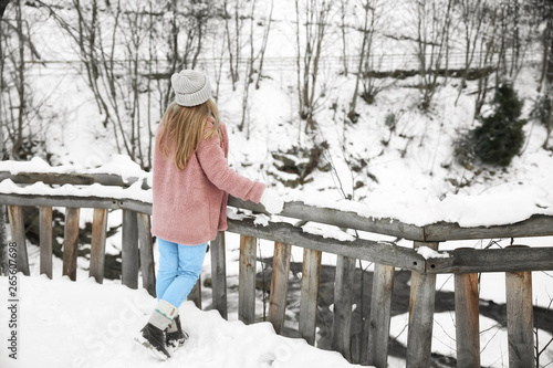 Beautiful woman at snowy re...