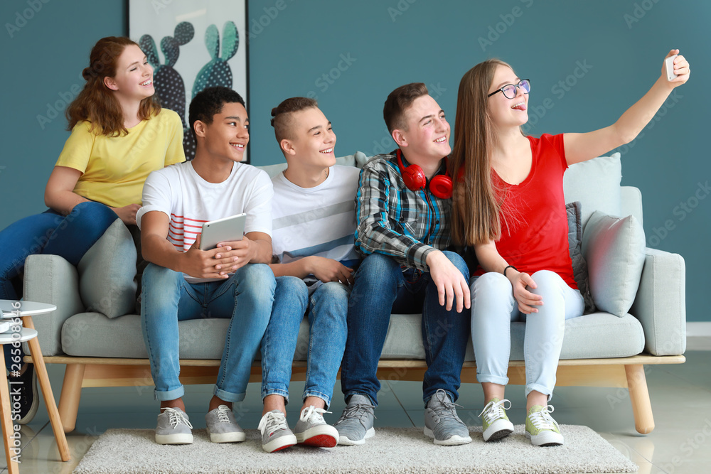 Obraz premium Group of teenagers taking selfie indoors