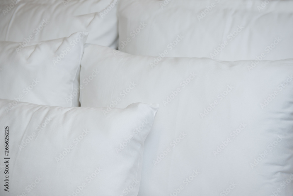Obraz premium Exclusive sleeping room with pillows and towels