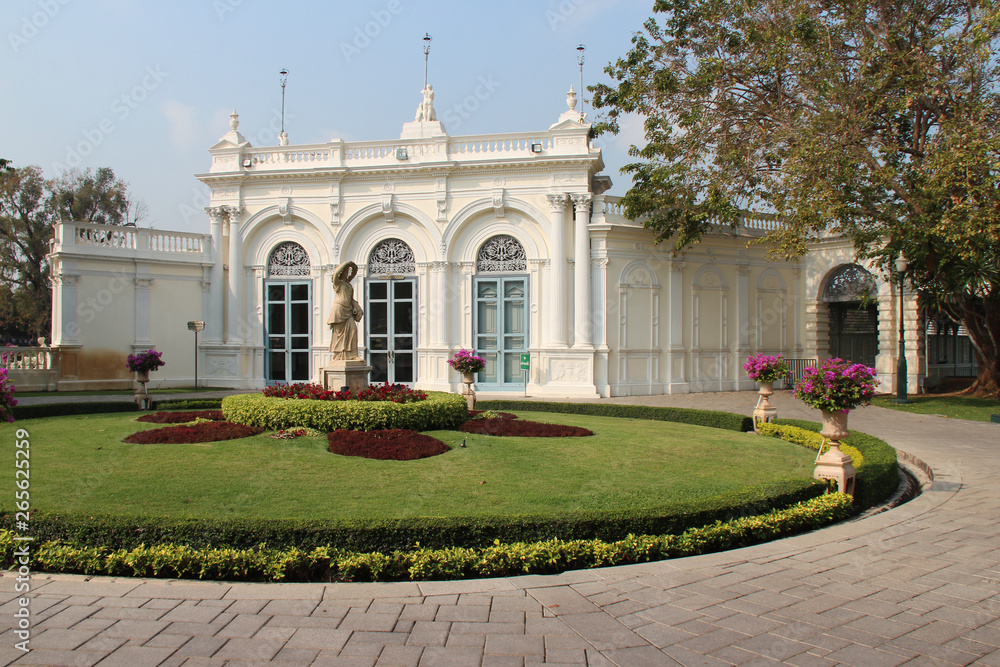 Fototapeta premium building in the royal palace in bang pa-in (thailand) 