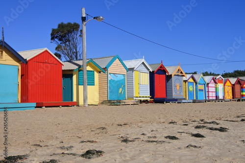 Viele kleine Holzhäuser am Strand von Melbourne