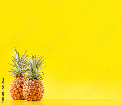 Piękny świeży ananas odizolowywający na jaskrawym żółtym tle, lato projekta pomysłu wzoru sezonowy owocowy pojęcie, kopii przestrzeń, zamyka up