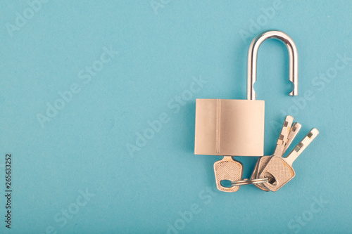 Bild auf Leinwand unlocked Padlock and bunch of key on the blue background