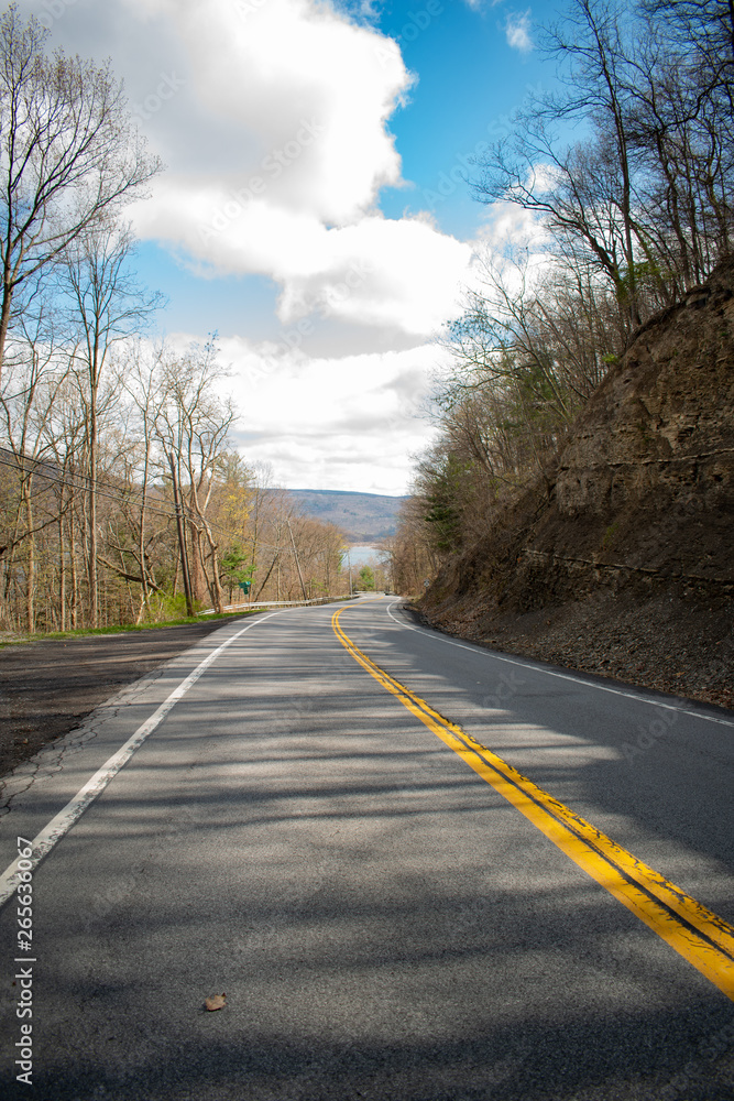 Fototapeta premium Jadąc do jeziora