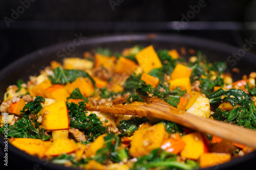 Vegane Gemüsepfanne mit Grünkohl, Kürbis, Sojahackfleisch und Pastinaken