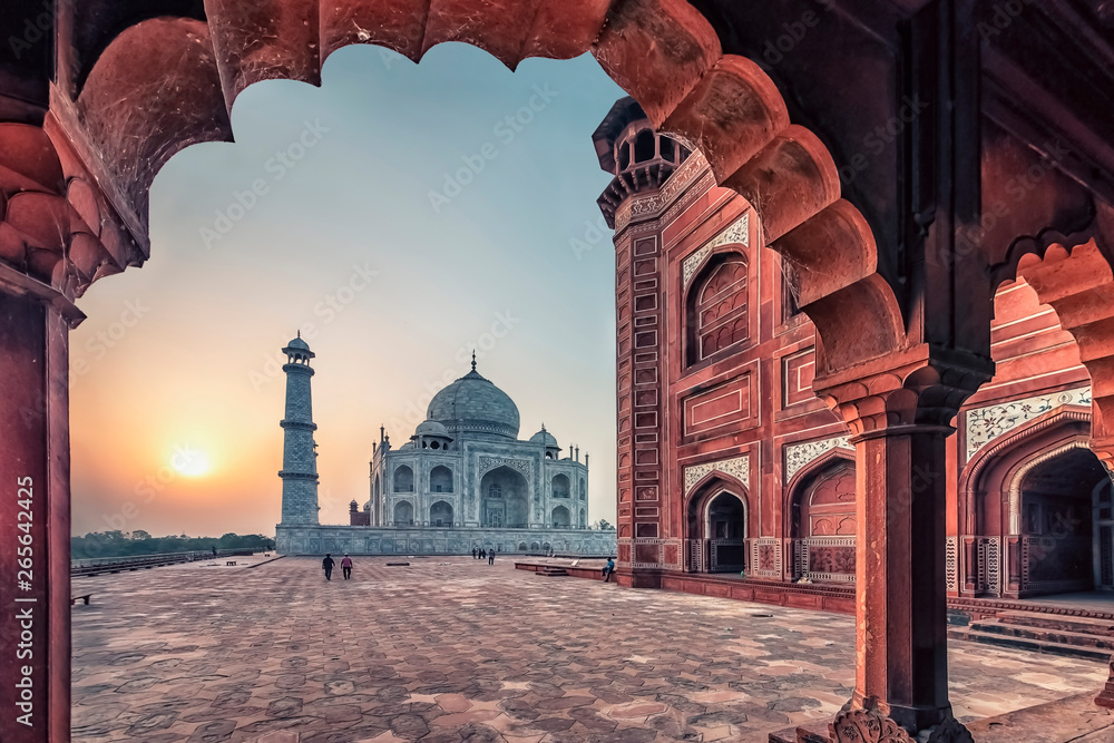 Naklejka premium Taj Mahal w świetle wschodu słońca, Agra, Indie