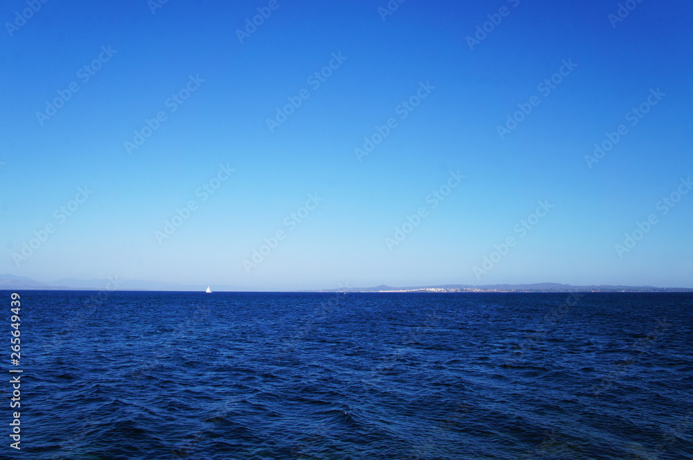 Obraz premium Niebieski port marina w pobliżu miasta.