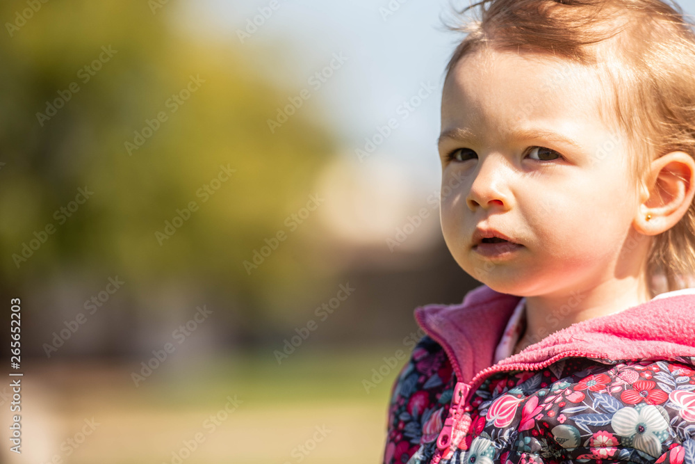 niña rubia juega parque hamaca plaza verde
