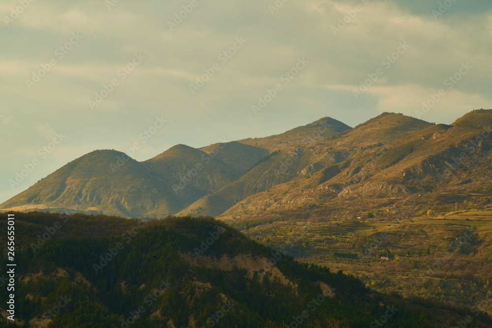 Fototapeta premium La lumière du soleil caresse le sommet des collines