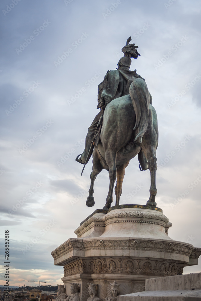 Obraz premium Scenic landscape of the monument statue Vittorio Emanuele II dominating Rome