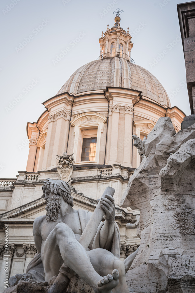 Obraz premium Statue and building of Piazza Navona in Rome