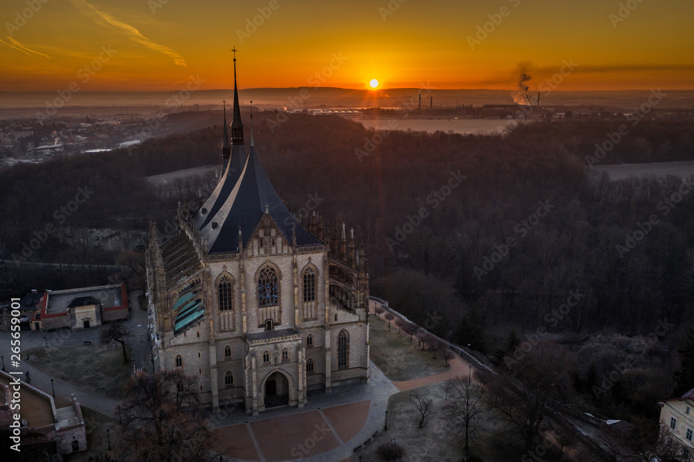 Ταπετσαρία The town began in 1142 with the settlement of Sedlec Abbey, the first Cistercian monastery in Bohemia, Sedlec Monastery, brought from the Imperial immediate Cistercian Waldsassen Abbey