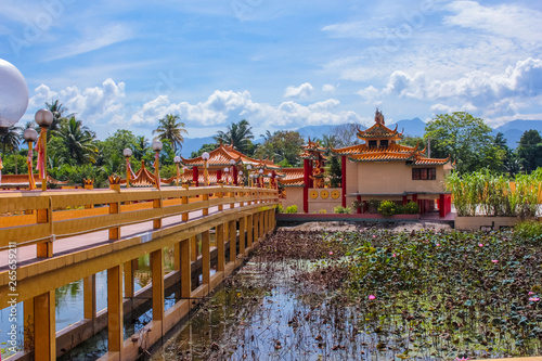 Canvas Print View of a beautiful chinese temple and lotus pond in Seen Hock Yeen Confucius Te