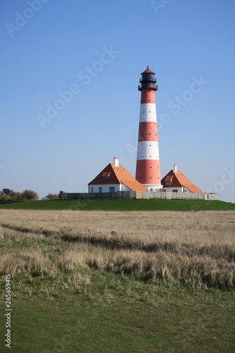 Leuchtturm Westerheversand an der Nordseeküste auf der Halbinsel Eiderstedt (Nordfriesland)