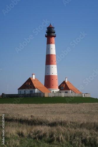 Der Leuchtturm Westerheversand auf der Halbinsel Eiderstedt in Nordfriesland
