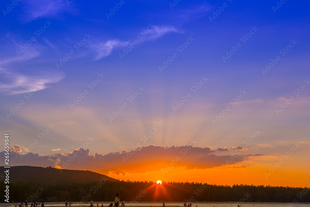 Obraz premium Landscape Sunset in the summer sea of Asia