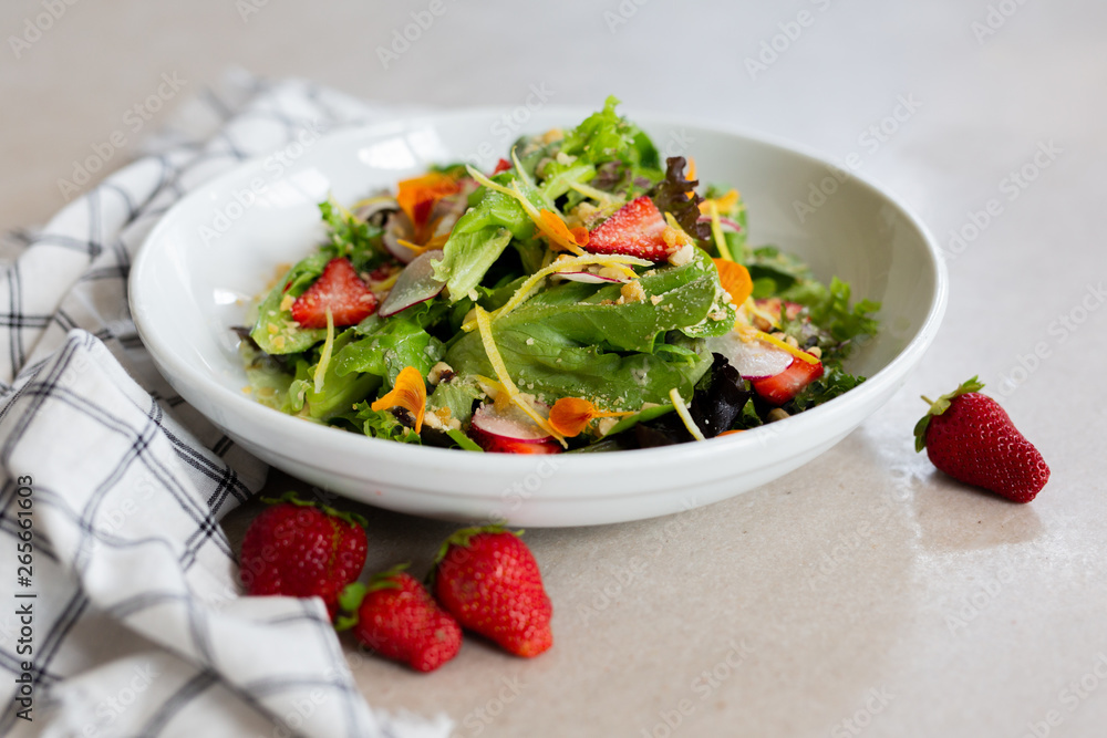 Baby Mixed Lettuces Salad with Strawberries Baby Mixed Lettuces Salad with Strawberries