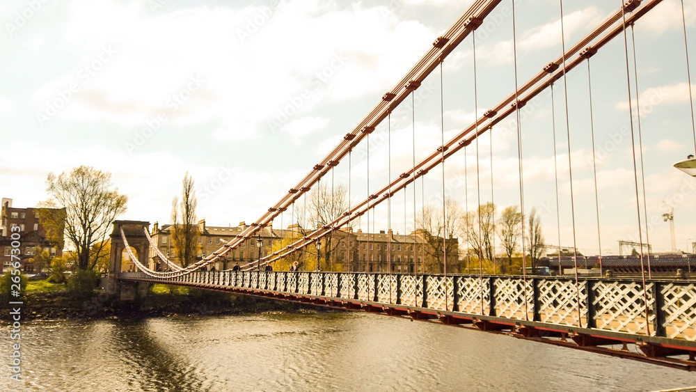 Obraz premium Portland Street Suspension Bridge, pedestrian crossing, over the River Clyde near Glasgow city centre.