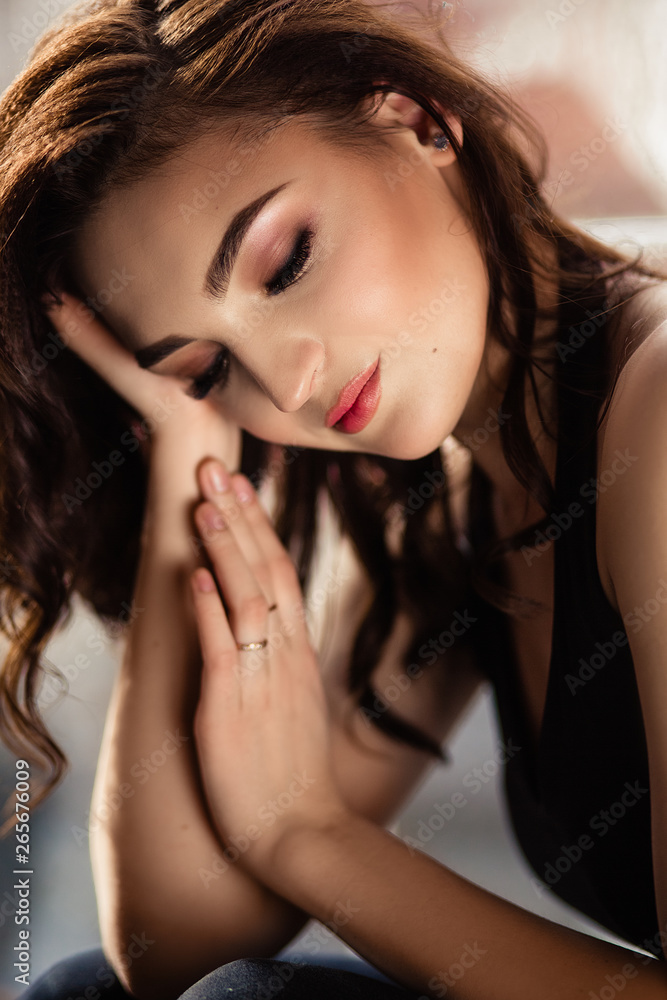 brunette girl with curly hair/advertising brunette girl with curly hair/advertising