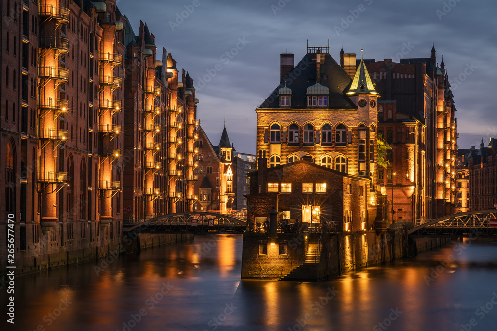 Beleuchtetes Hamburger Wasserschloss in der Speicherstadt nach Sonnenuntergang