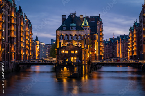 Beleuchtetes Hamburger Wasserschloss in der Speicherstadt nach Sonnenuntergang