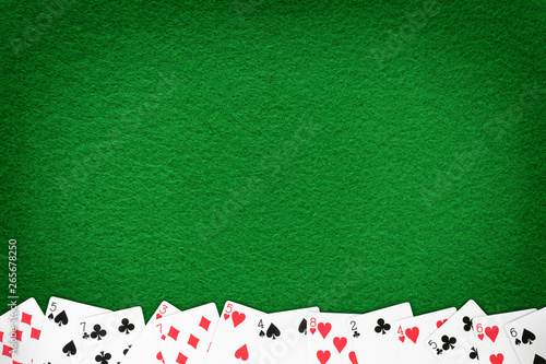 Obraz na płótnie Green casino felt table with cards row template w salonie
