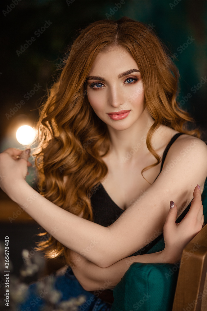 brunette girl with curly hair/advertising brunette girl with curly hair/advertising