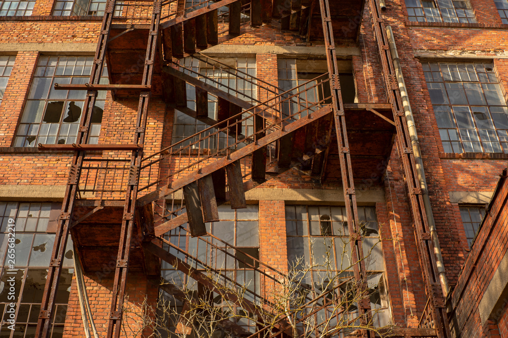 rostige Treppe an einer Backsteinfabrik