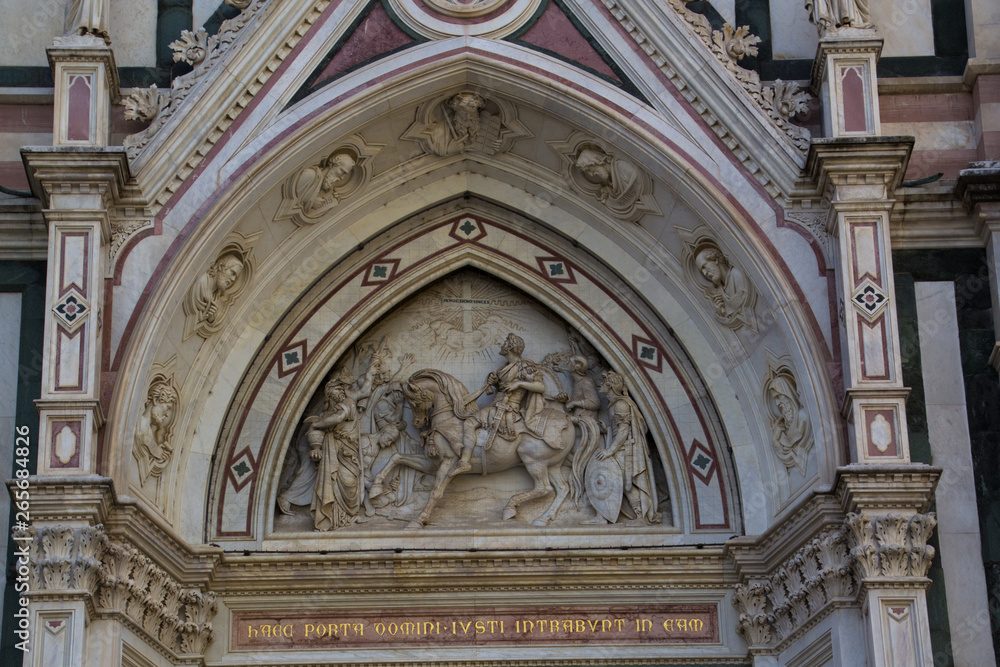Motiv über einem Kirchenportal
