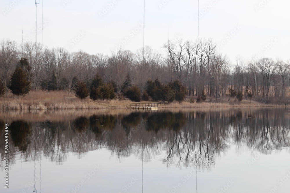 Obraz premium The reflections off the lake water in the countryside.