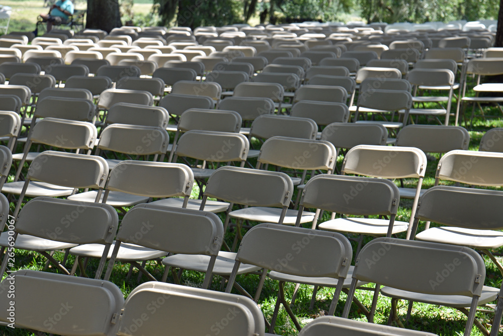 Naklejka premium Multiple rows of empty white chairs